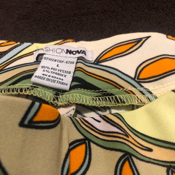 New w/o tags Fashion Nova retro flare pants size L - Picture 3 of 5